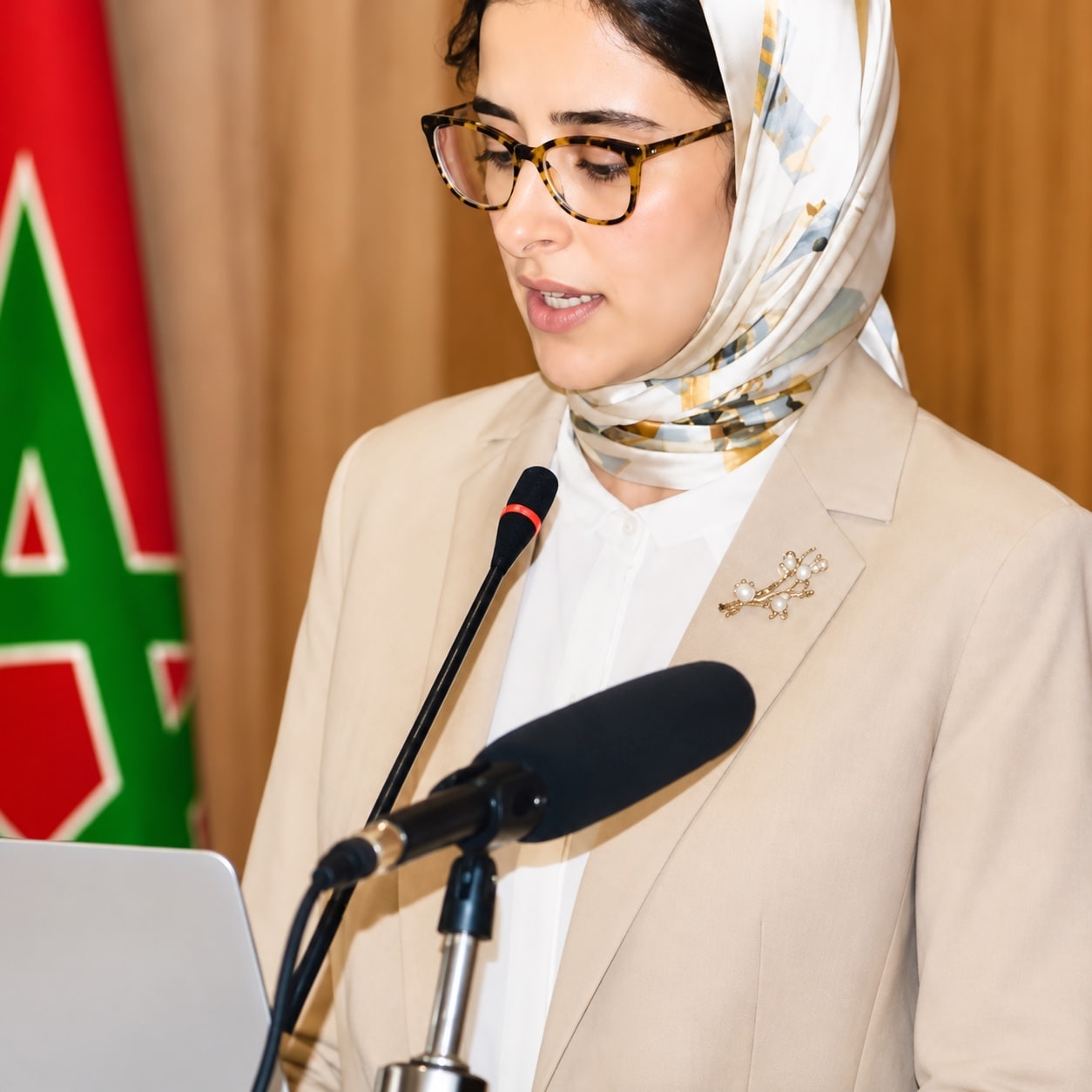 الدكتورة هاجر رمضاني خلال مداخلة أمام ميكروفون